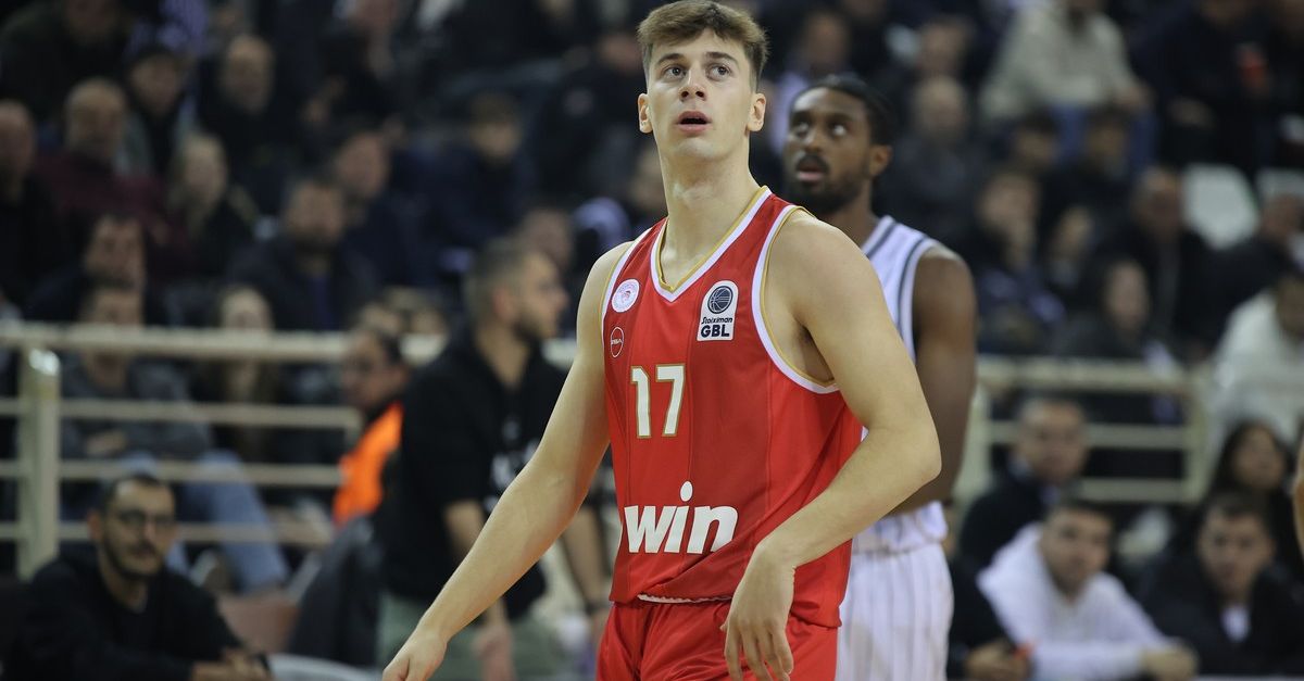 Burnelles made his debut with the red and whites and scored his first professional basket