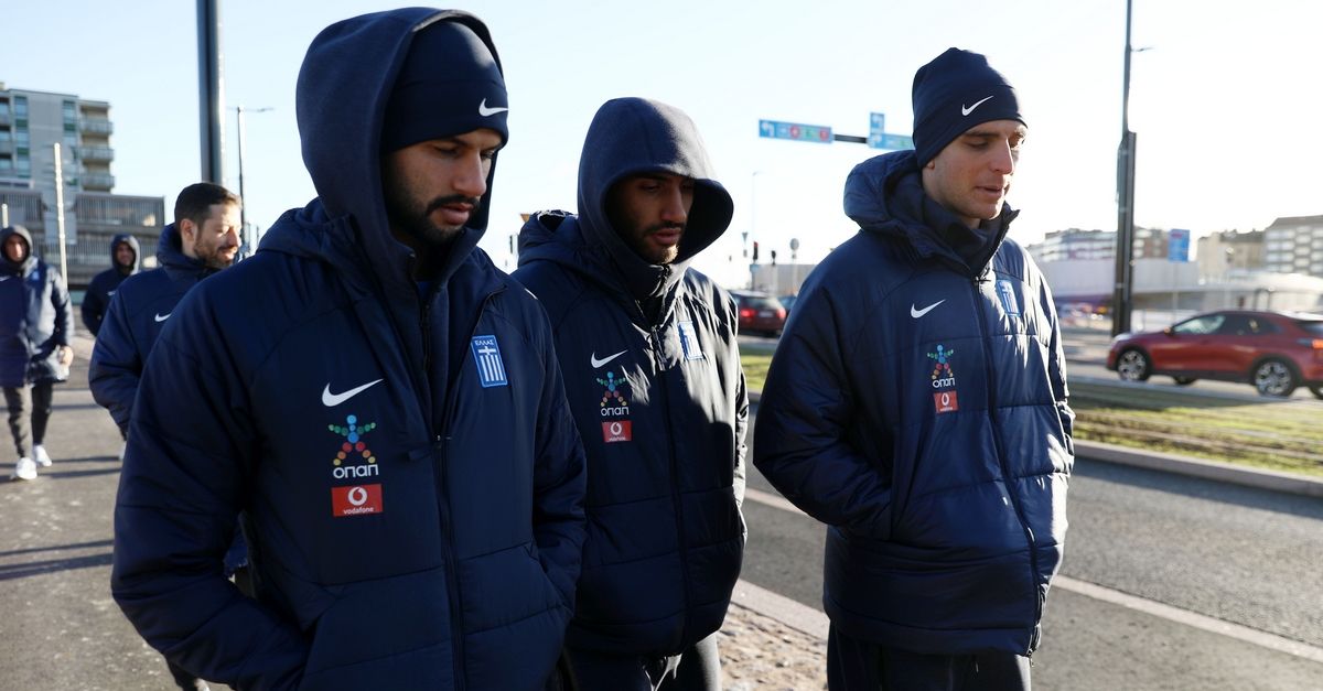 The walk of the internationals, a few hours before the battle with Finland