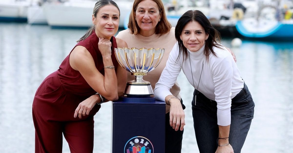 In Piraeus with the Goddesses of Women’s Basketball, the EuroBasket 2025 trophy